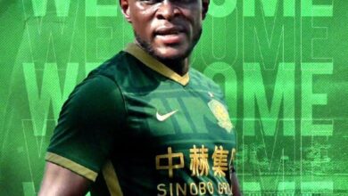 Photo de Michael Ngadeu signe en Chine